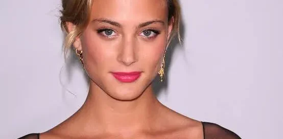Nora Arnezeder actrice principale de The Cliff réalisé par Maury et Bustillo produit par Phase 4 Productions